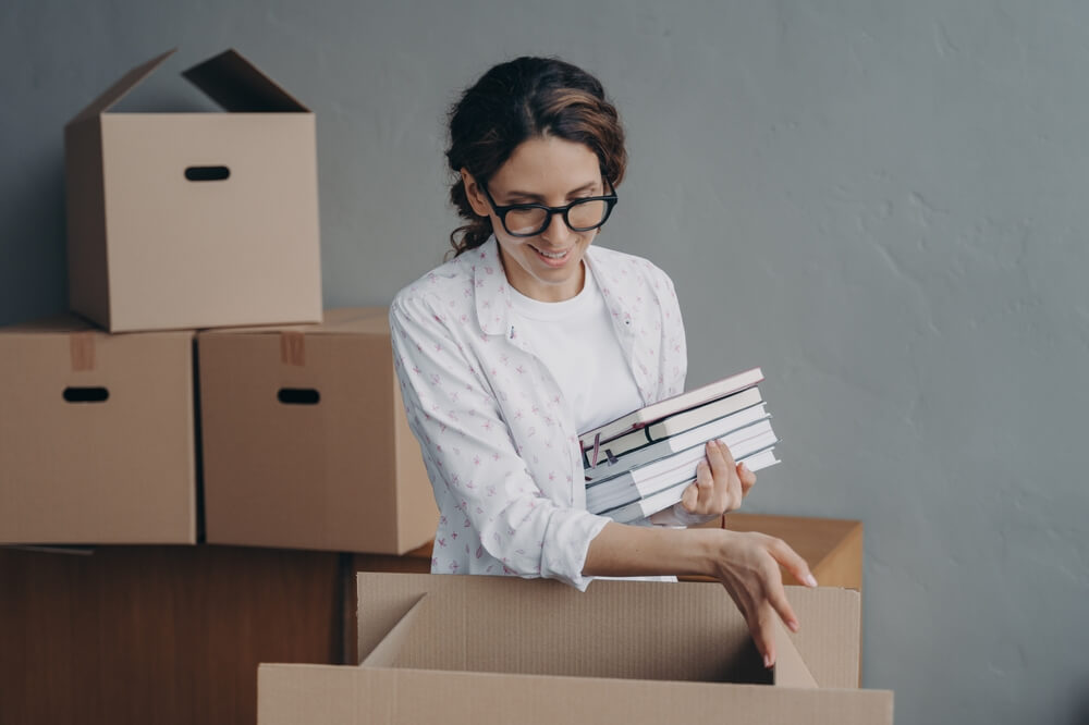 Material fungible de oficina organizado sobre la mesa
