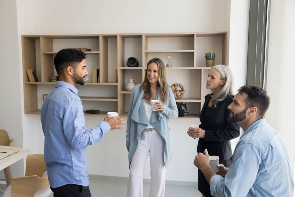 Zespół wracający do pracy w biurze